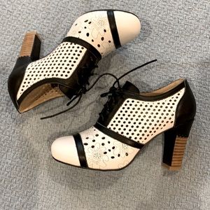 Spring Step L’Artiste Oxford Heels Pumps Black and White tied lace up shoes